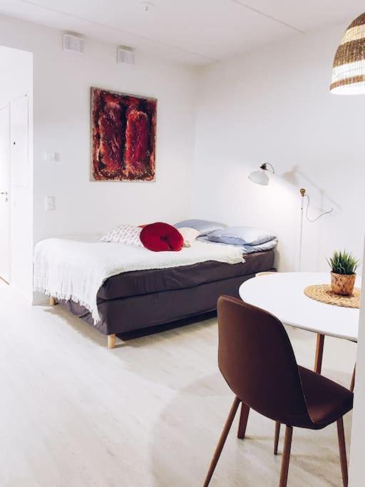 New Studio Cherry Near Helsinki Airport In Kivistoe Vanda Exteriör bild